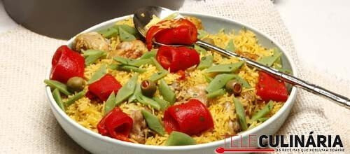 Arroz de frango com feijão verde e pimentos assados