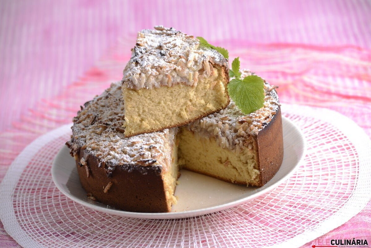 Bolo de amêndoa com cobertura