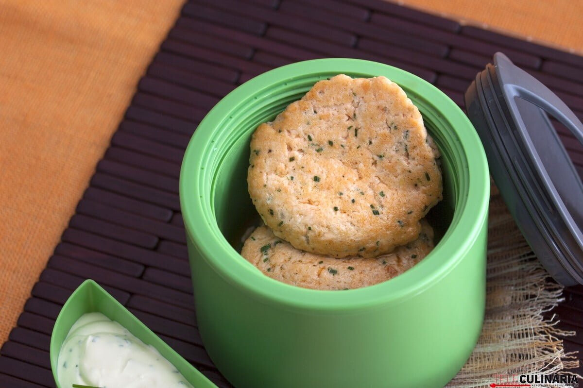 Hambúrgueres de salmão com molho de ervas