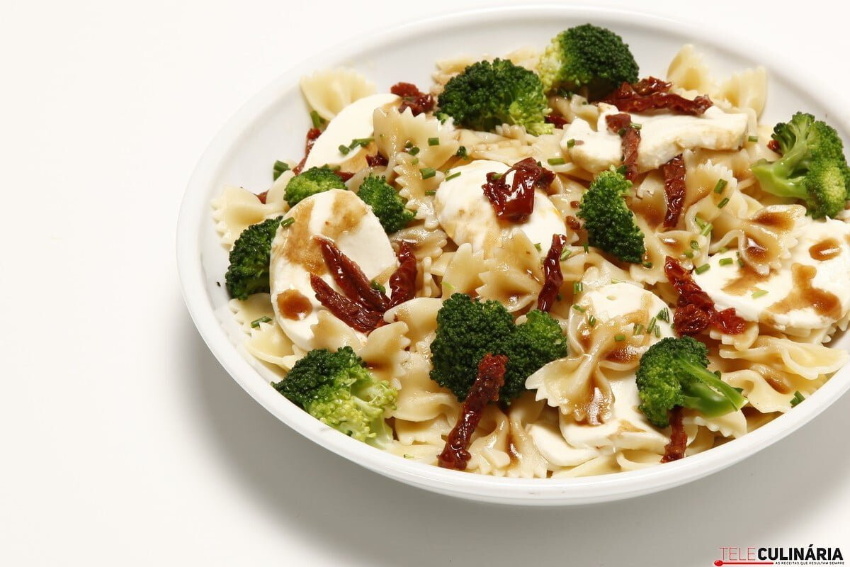 Laços com mozzarella, tomate seco e brócolos