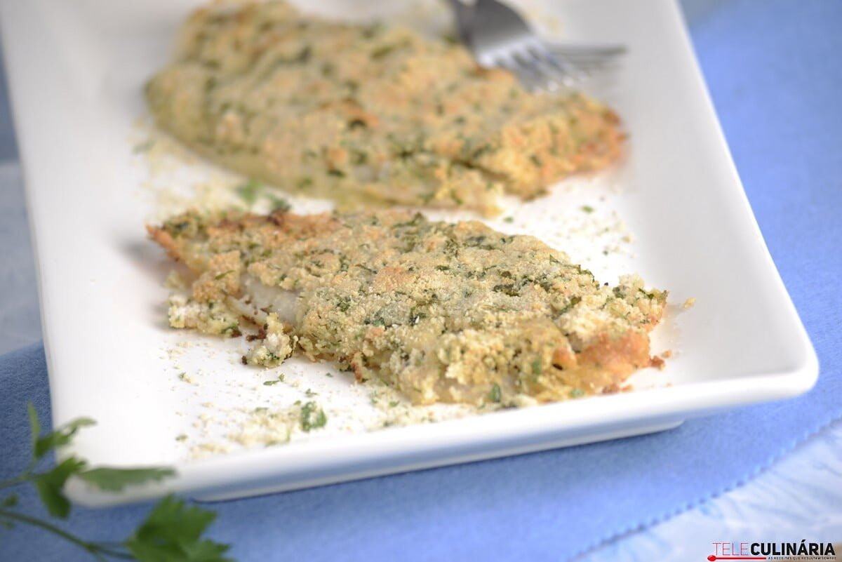 Peixe-gato com crosta de amêndoa e coentros