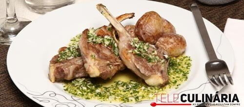 Costeletas de borrego grelhadas com batatas a murro