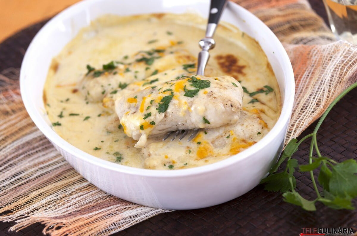 Supremos de pescada com molho de três queijos