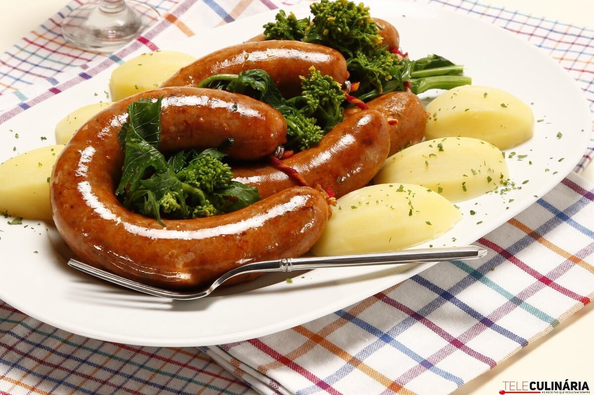 Alheiras com grelos e batatas cozidas