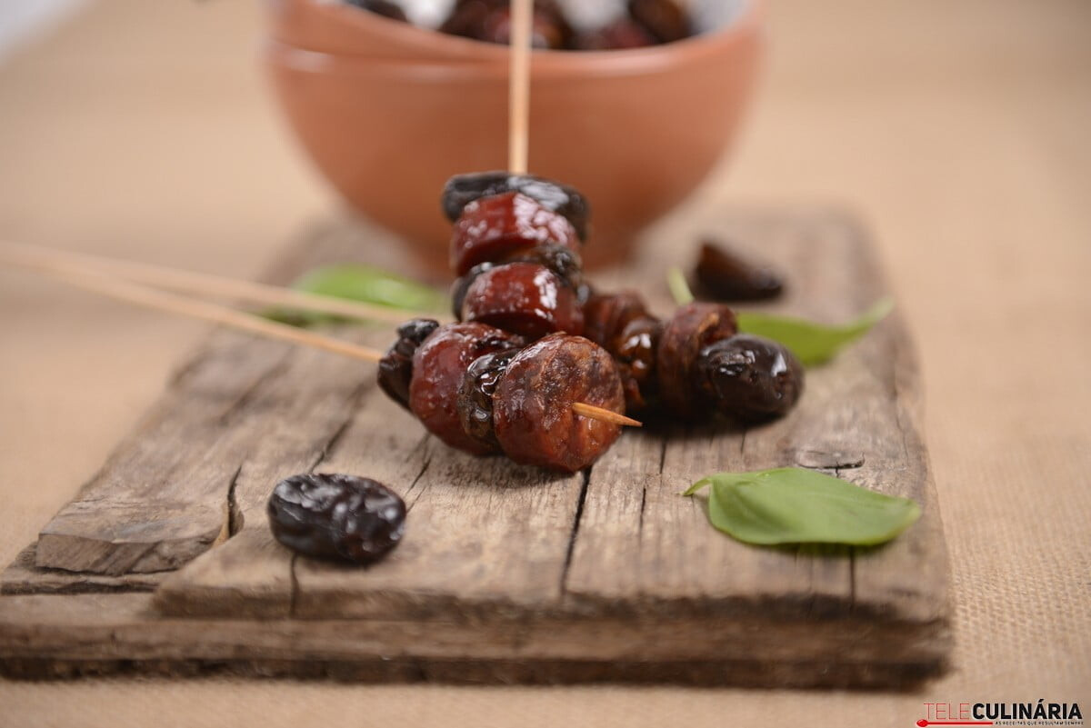 Espetadas de chouriço e tâmaras