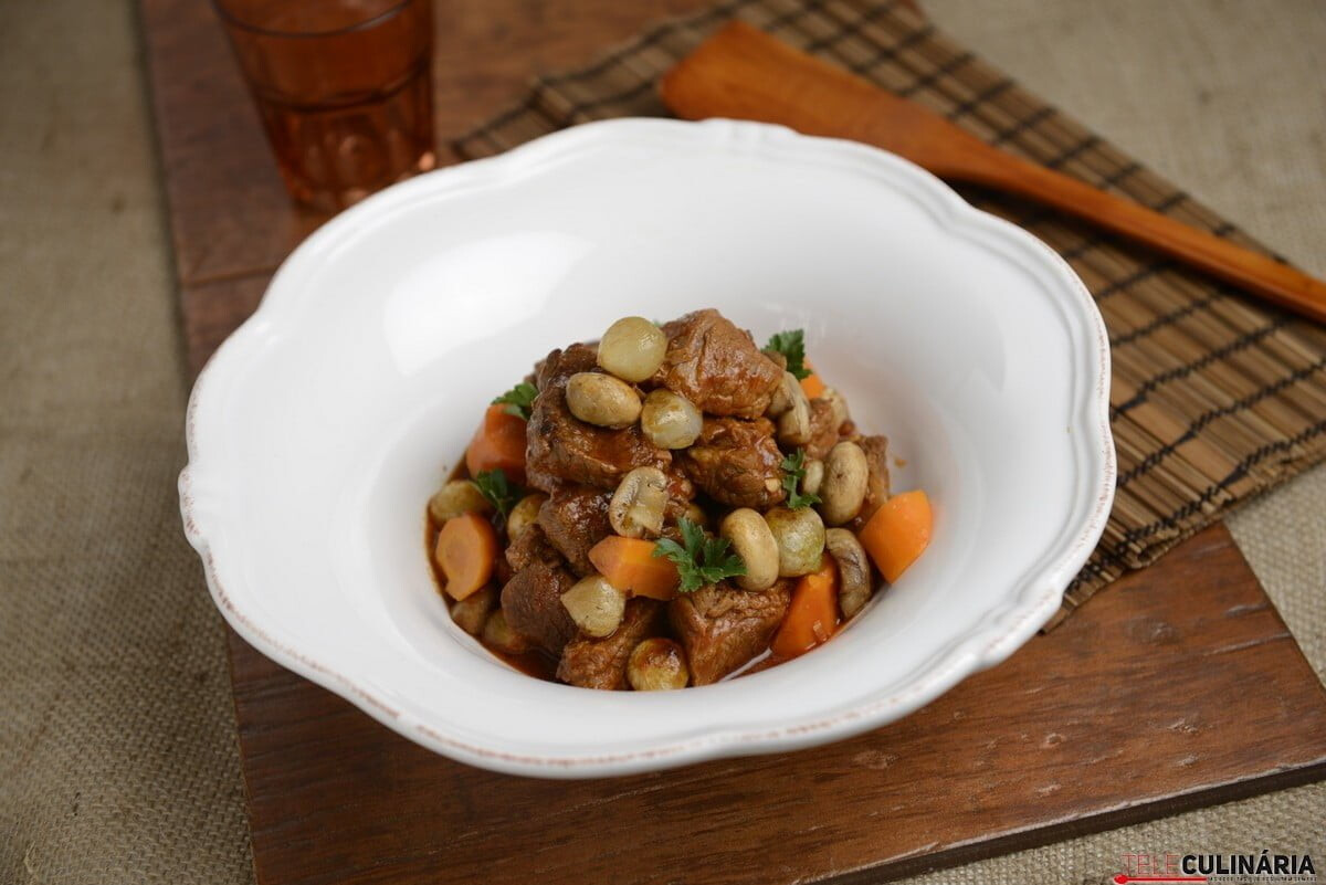 Vitela com cogumelos e cebolas