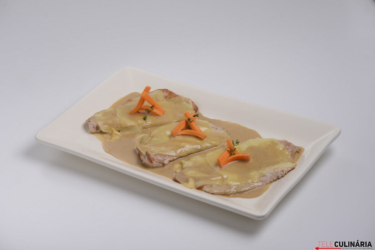 Delícia de peru com queijo gratinado