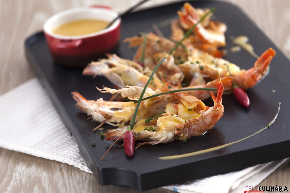 Camarões grelhados com mostarda picante