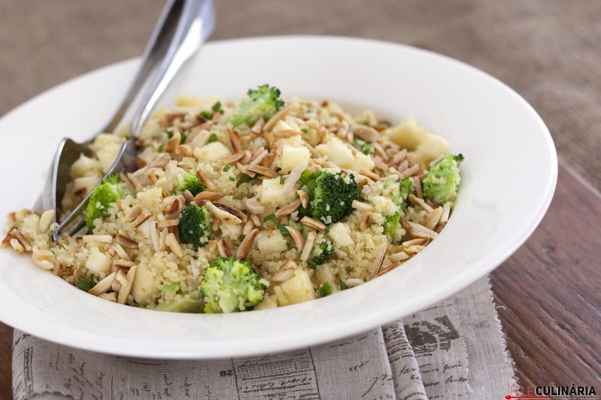 Cuscuz de maçã, brócolos e amêndoa torrada