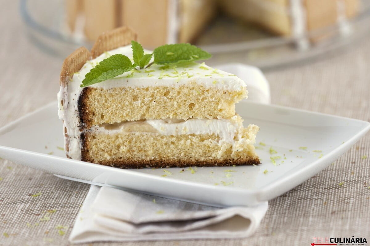 Bolo de limão recheado com chantilly e banana