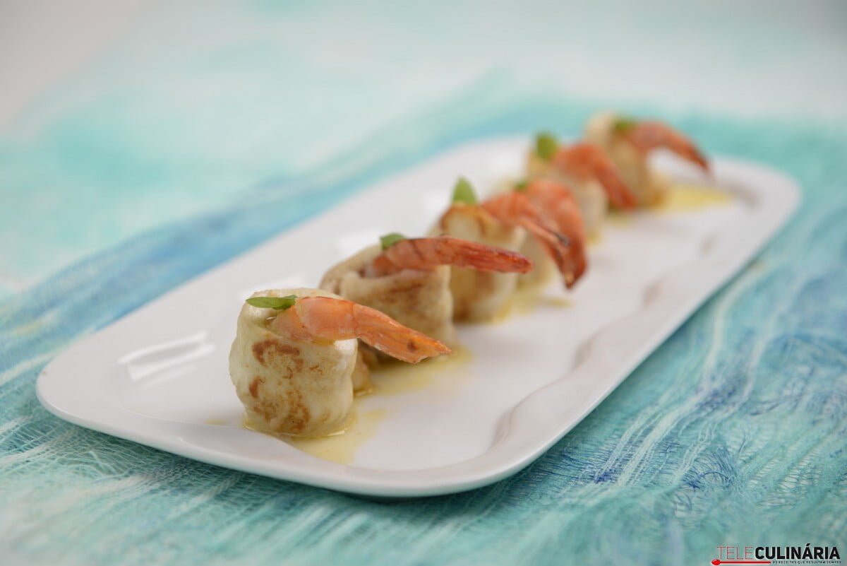 Filetes de linguado enrolados em camarão e manjericão