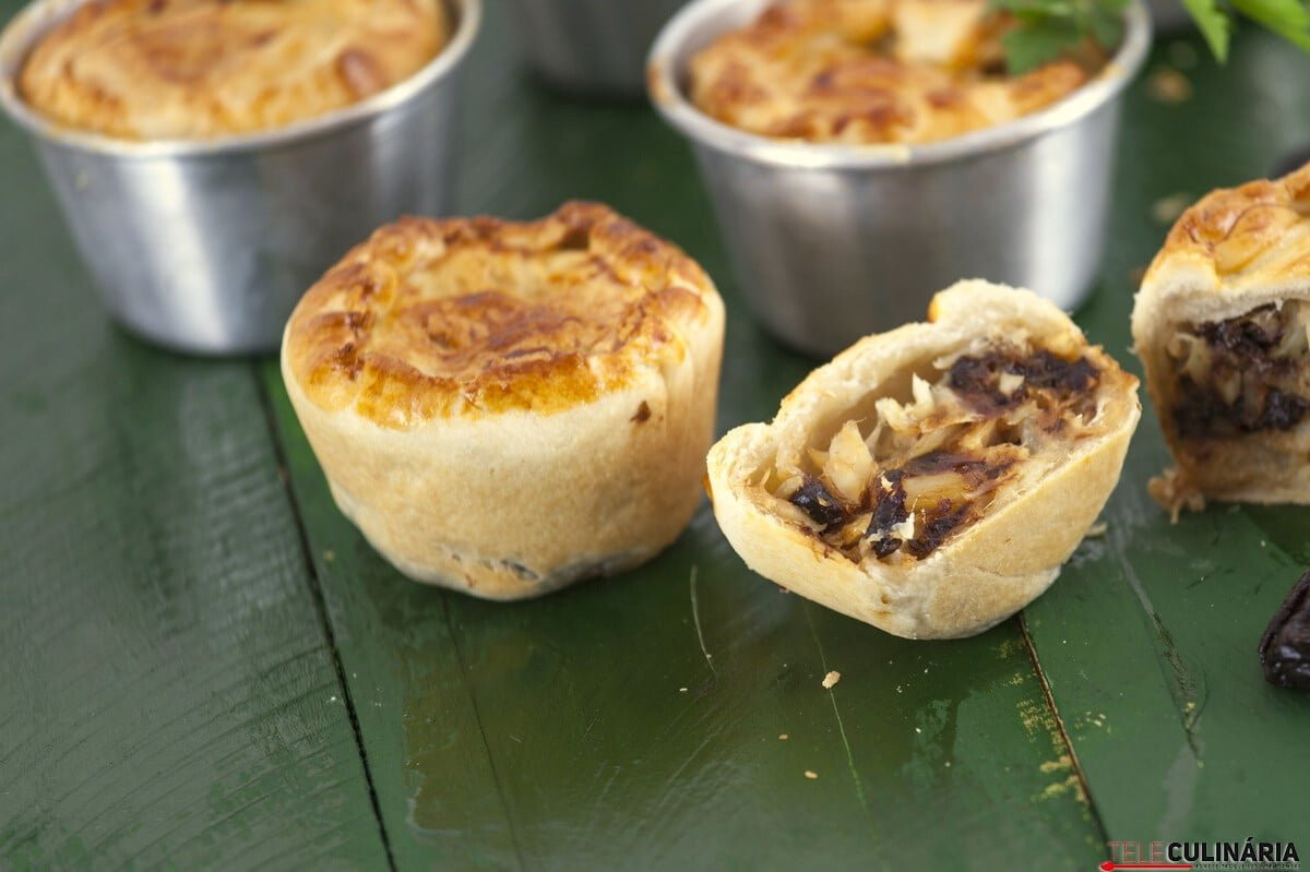 Empadas de bacalhau com ameixas pretas