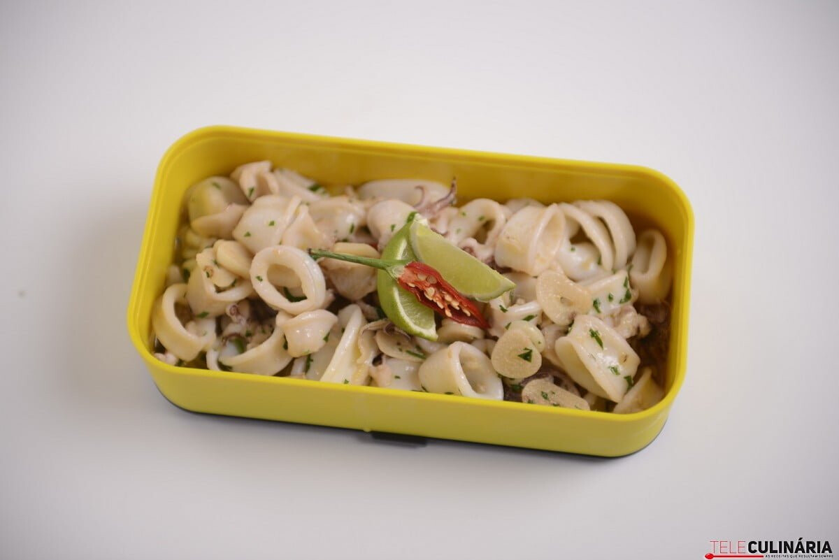 Lulas fritas com alho e limão