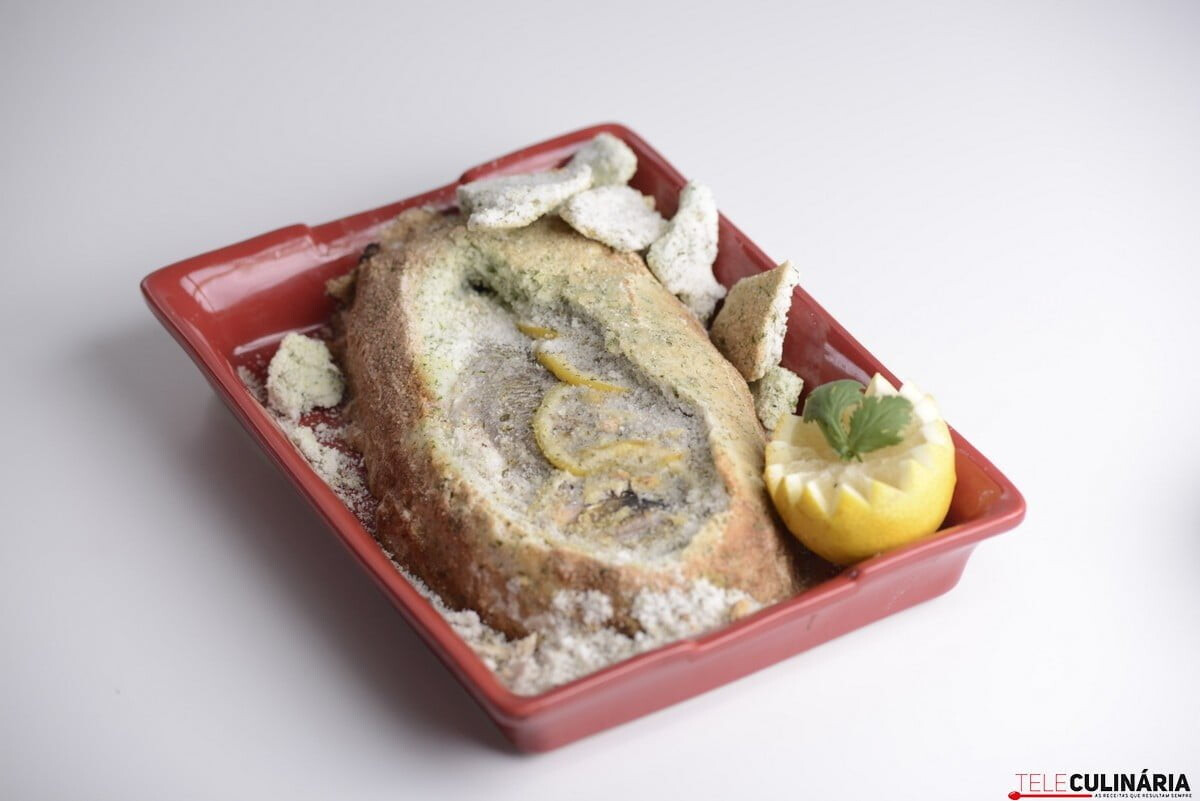 Dourada no forno em crosta de sal e ervas