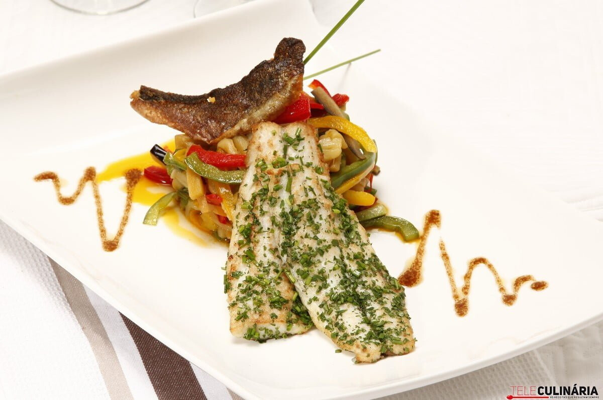 Filetes de robalo em crosta com legumes salteados