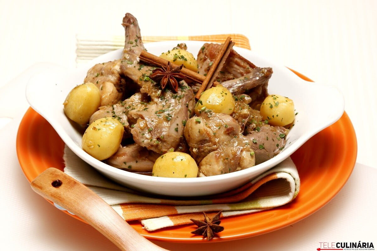 Coelho estufado com especiarias