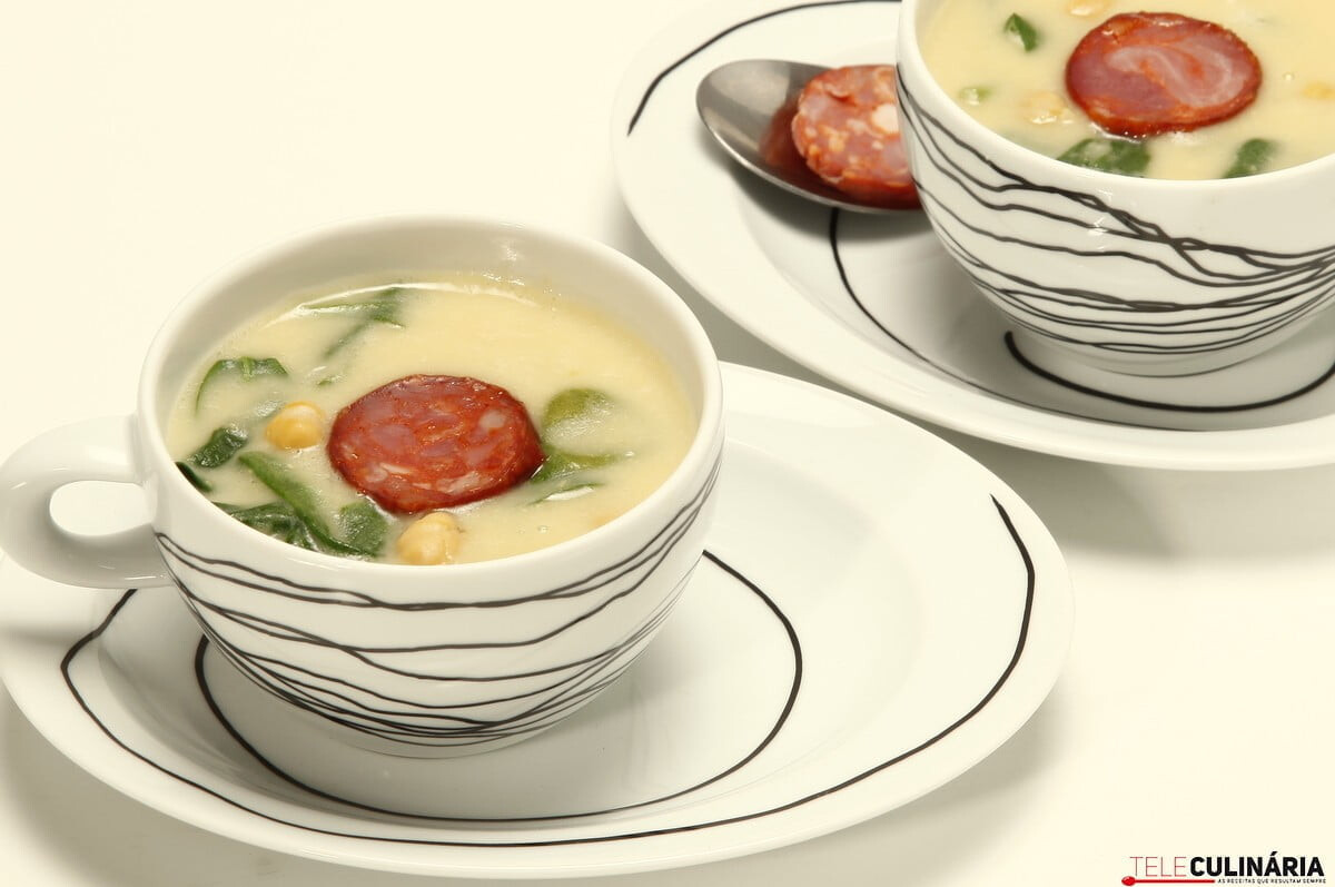 Sopa de grão com espinafres e chouriço