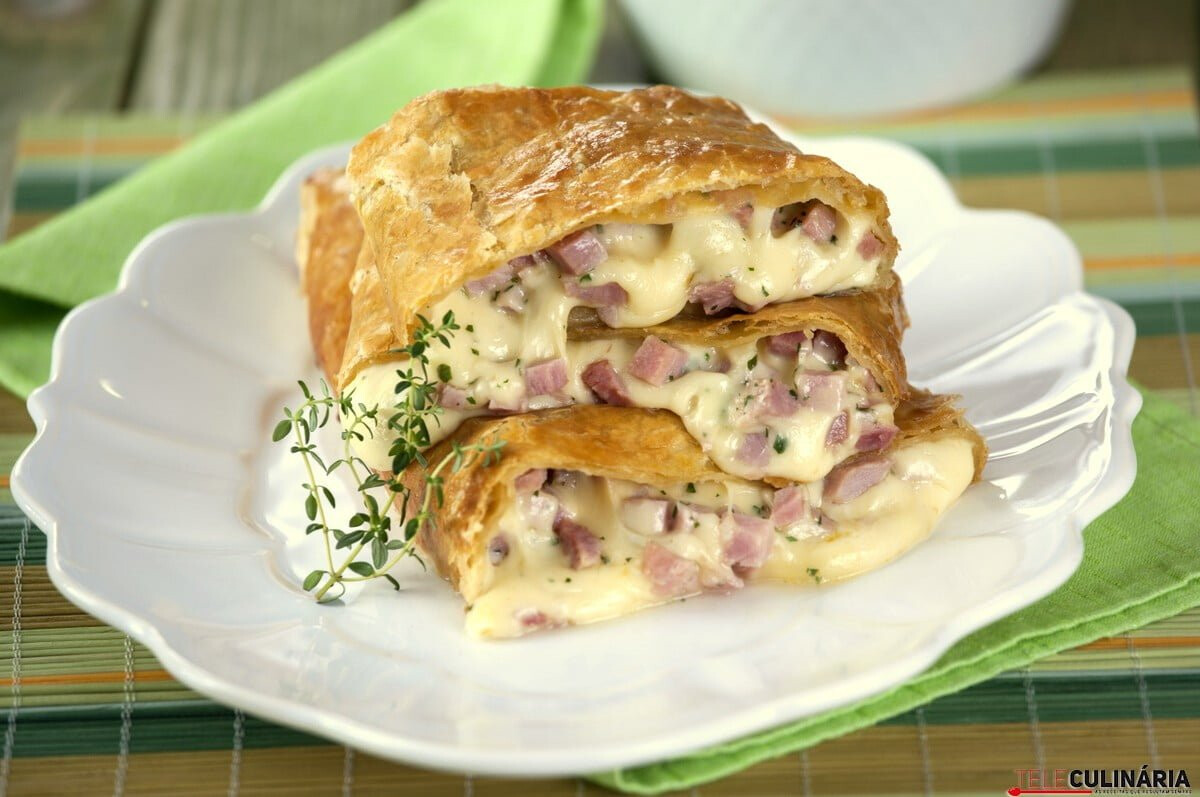 Folhado de queijo e fiambre