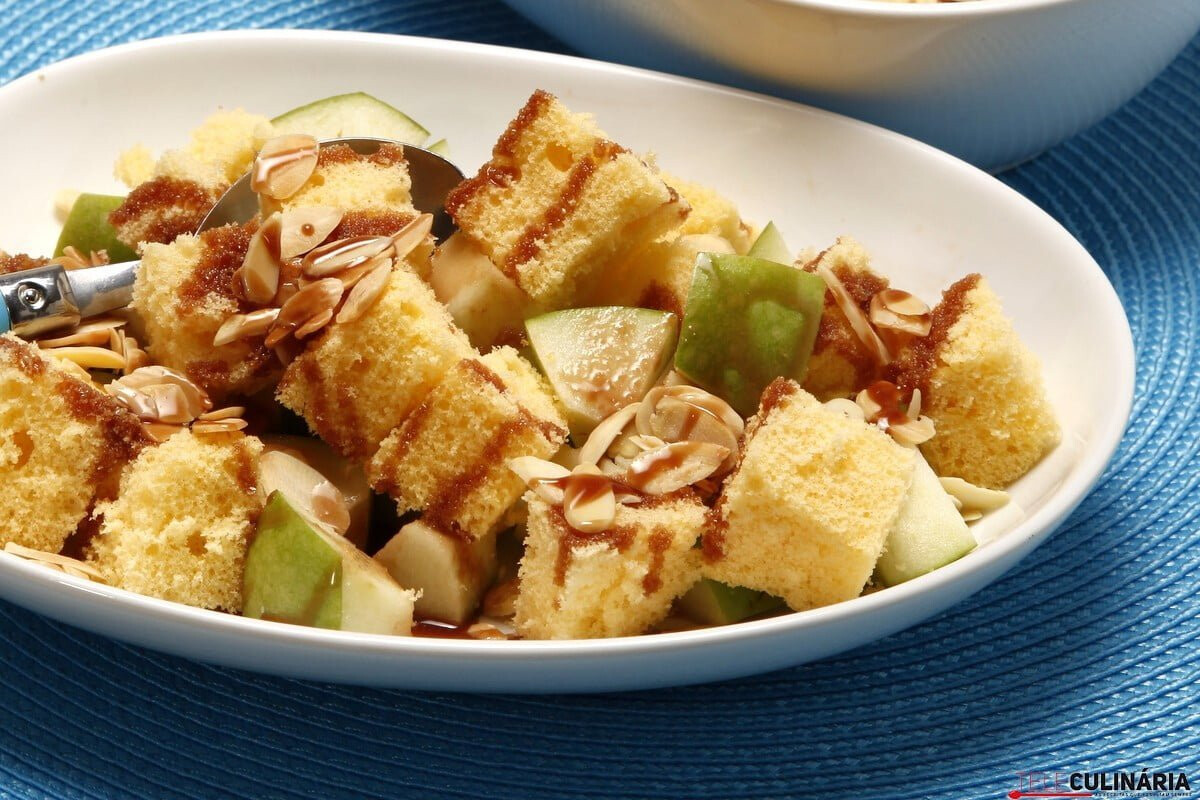 Pão de ló com maçã, amêndoa e molho de caramelo e chocolate