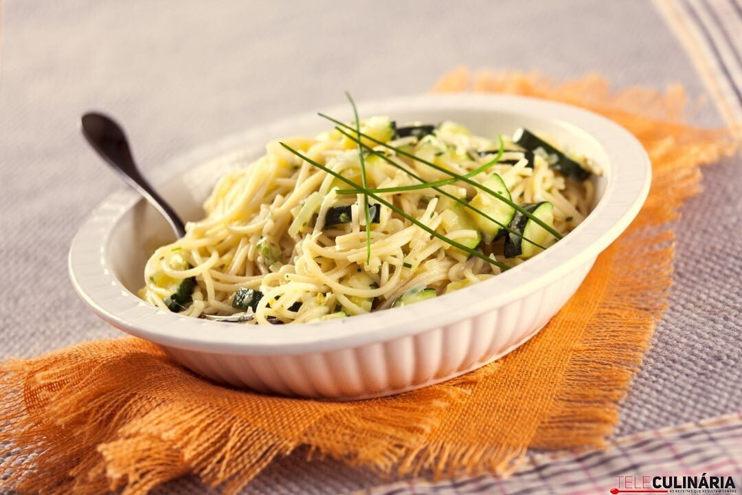 Esparguete de legumes e ervas