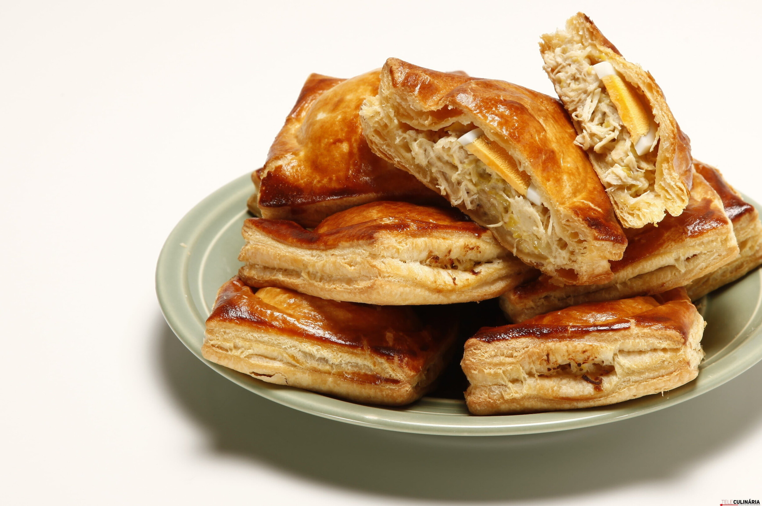 Folhados de frango com ovo