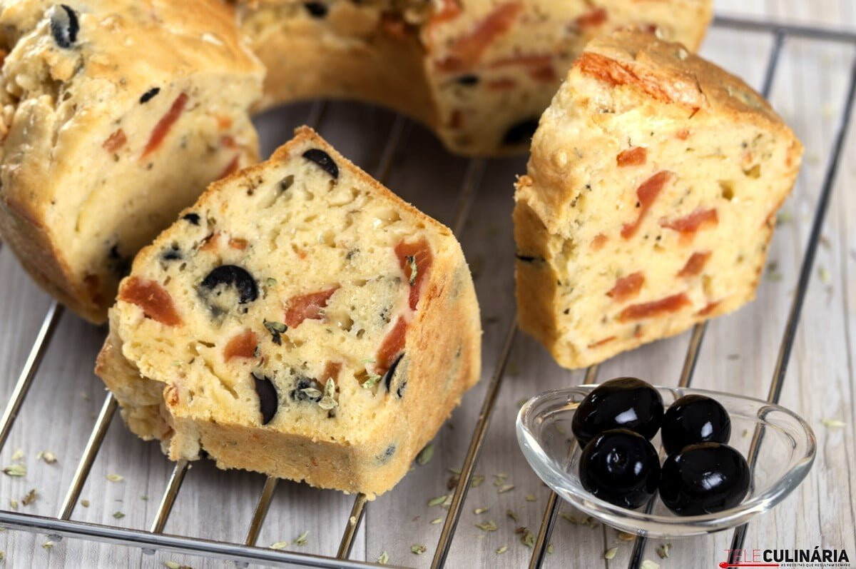 Bolo salgado de tomate e azeitonas