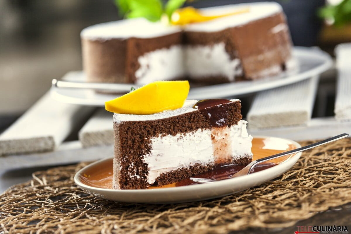 Bolo recheado com gelado