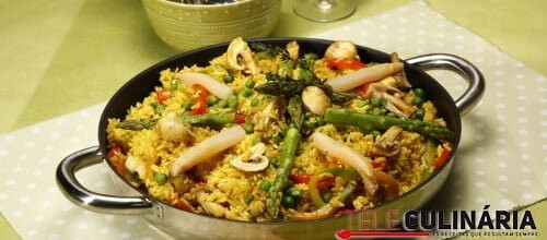 Paelha de espargos e pimentos