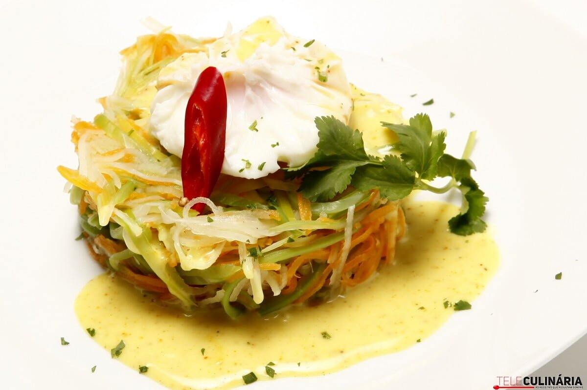 Ovos escalfados em ninho de legumes