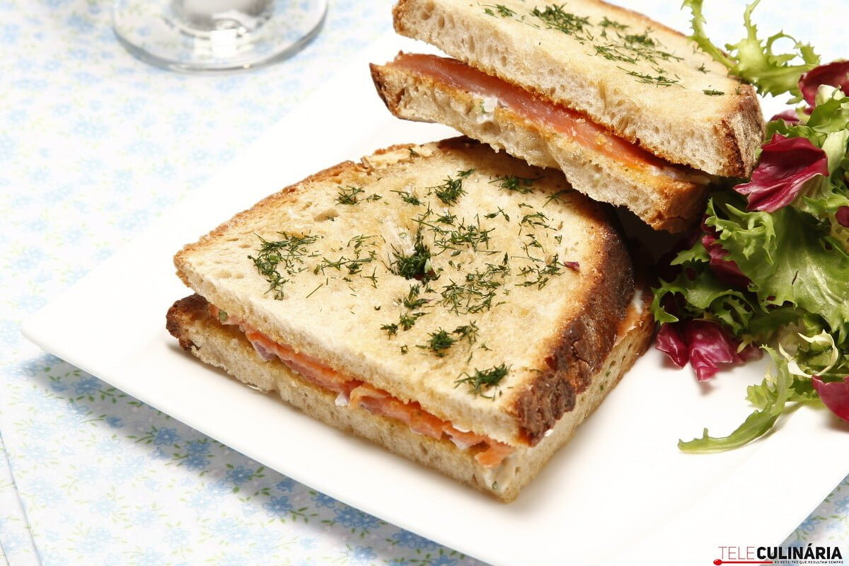 Tostas de pão alentejano com salmão fumado e creme de roquefort