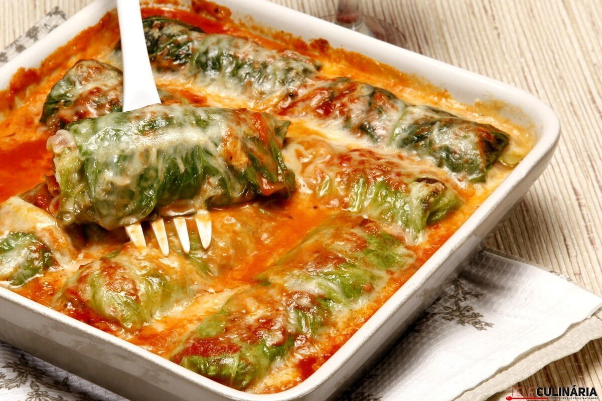 Rolinhos de couve lombarda com salsichas, queijo e fiambre
