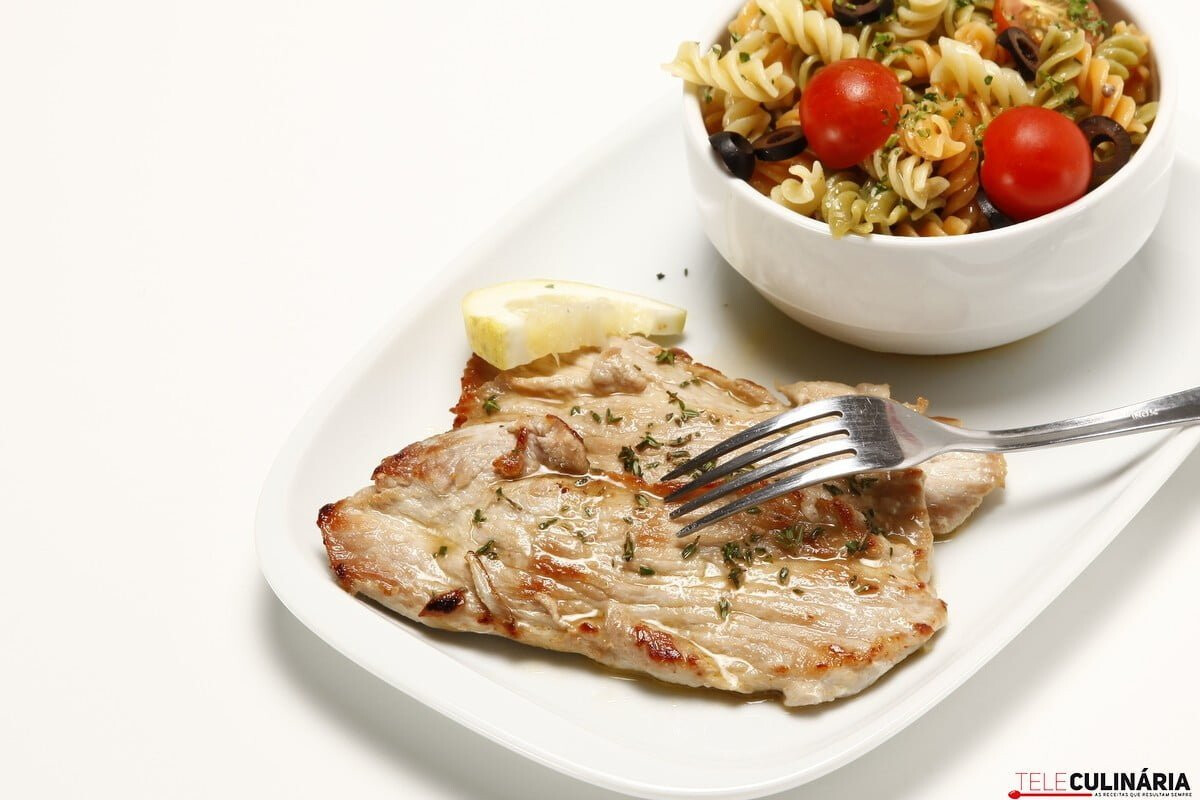 Escalopes de porco com fusilli e molho de anchovas