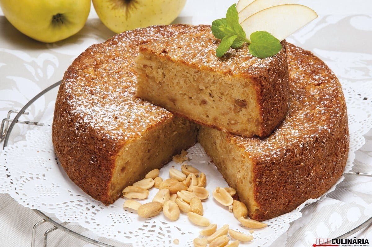 Bolo de maçã ralada com amendoim
