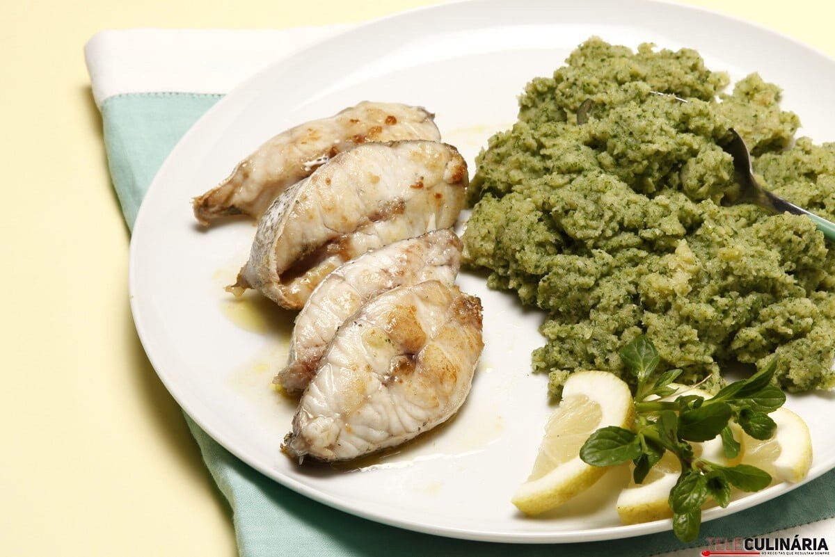 Postas de garoupa com açorda de coentros e poejos