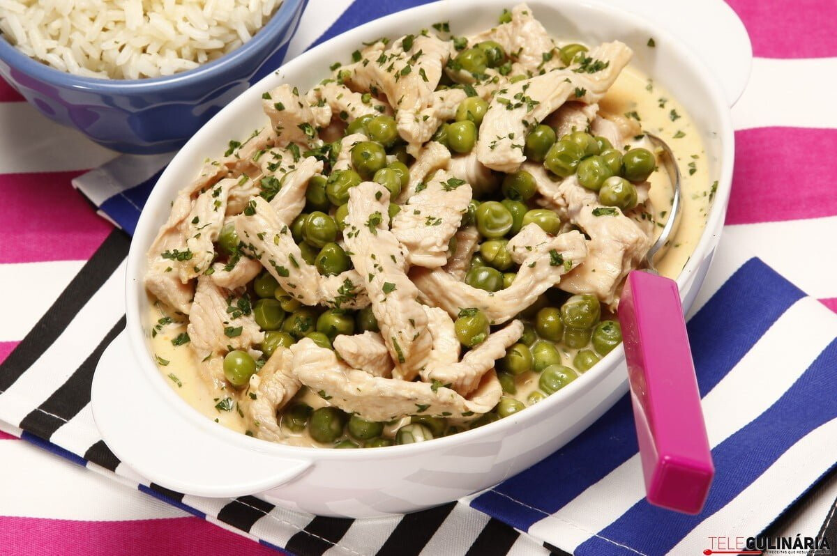 Strogonoff de peru com ervilhas