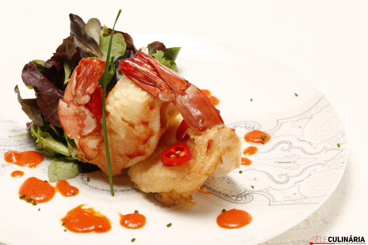 Camarões em polme de cerveja e mousse de pimentos