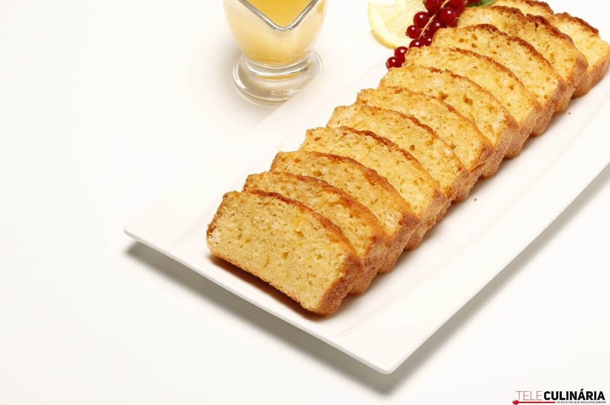 Bolo de limão com calda de mel