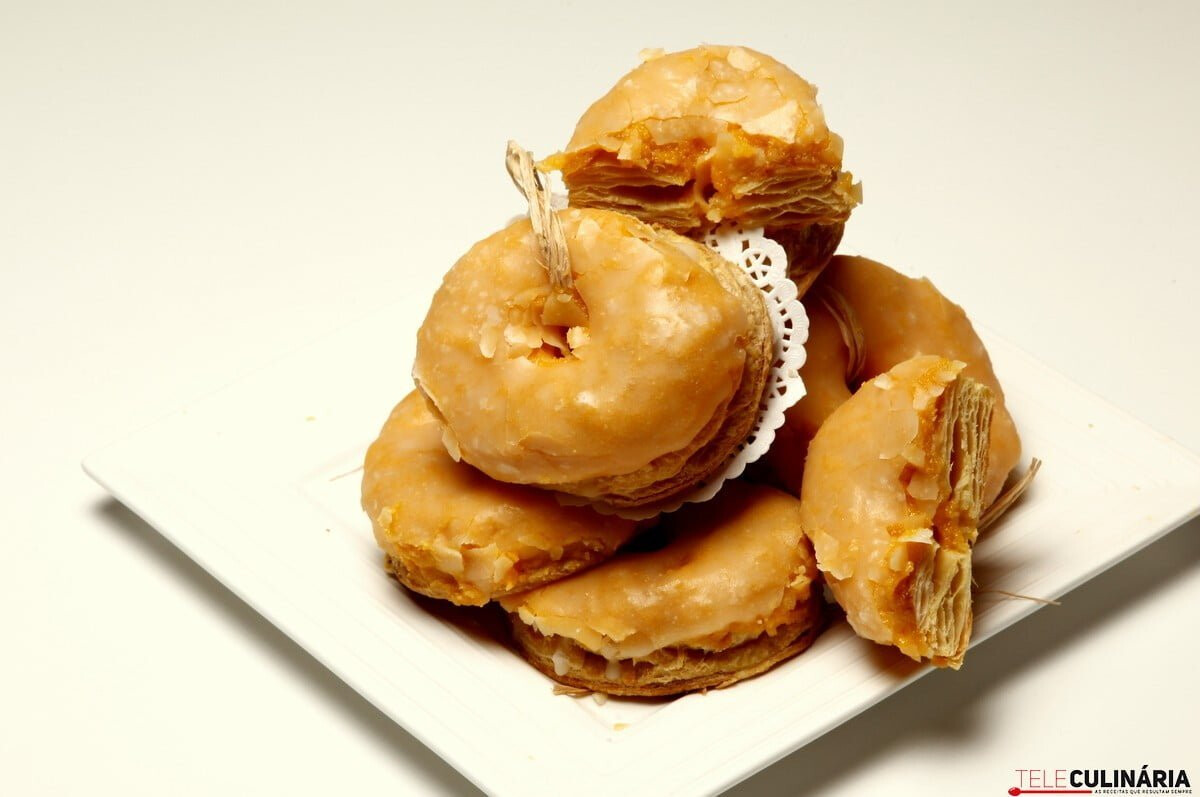 Argolas folhadas com doce de ovos