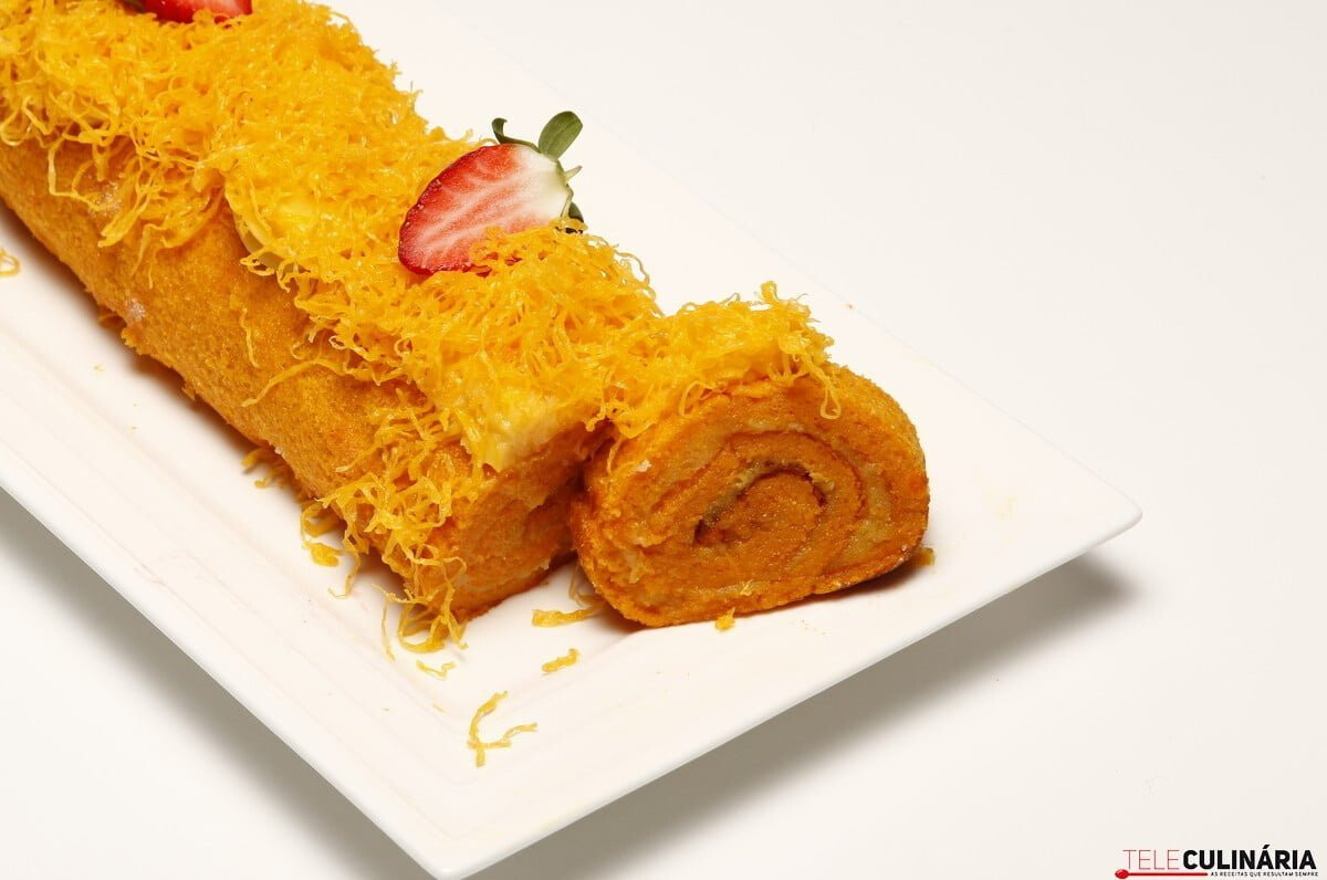 Rolo de cenoura com fios de ovos