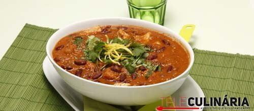 Guisado de peru com feijão encarnado