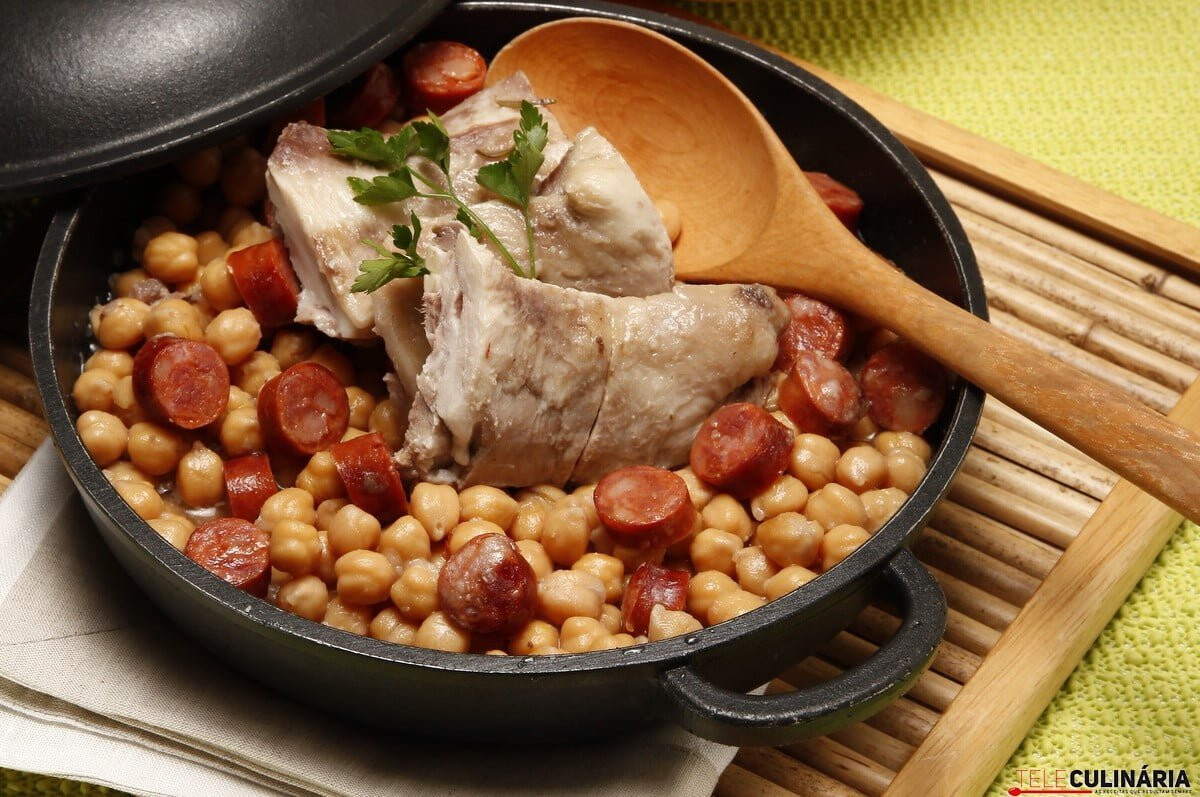 Cozido de borrego e linguiça com grão