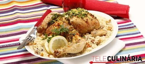 Frango recheado com cuscuz e frutos secos