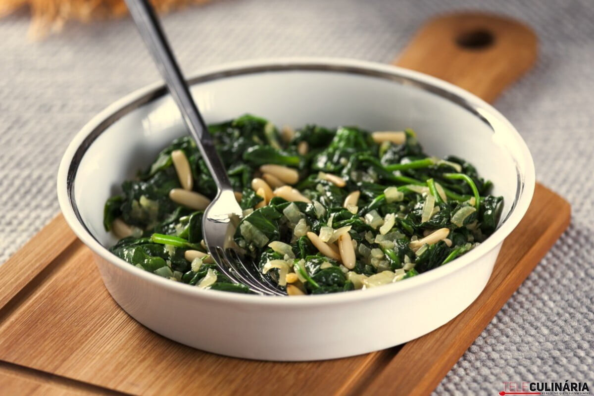 Espinafres salteados com cebola e pinhões