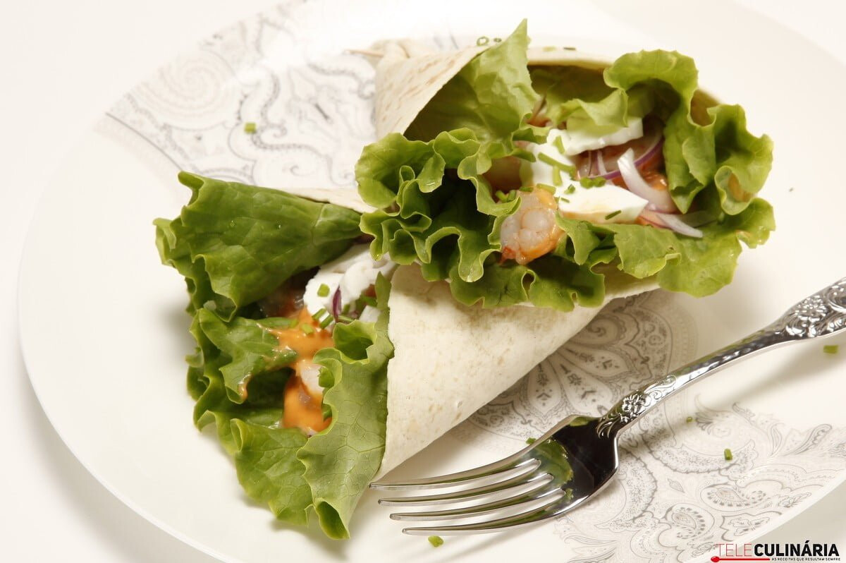 Wraps de camarão e molho cocktail