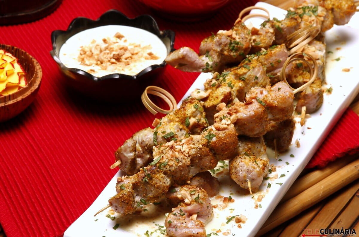 Espetadas de porco com molho de amendoim