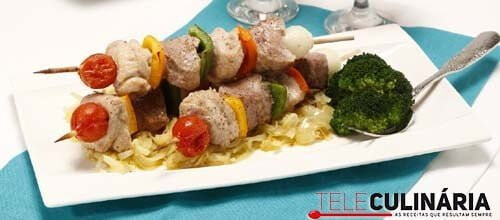 Espetadas mistas no forno com cebolada