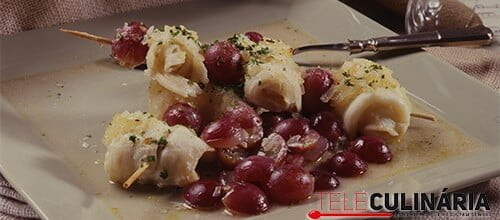 Espetadas de peixe-espada com uvas