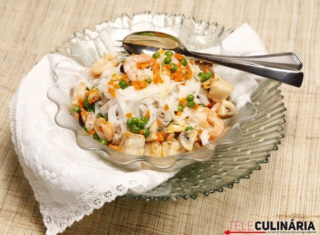 Massa de arroz com frutos do mar