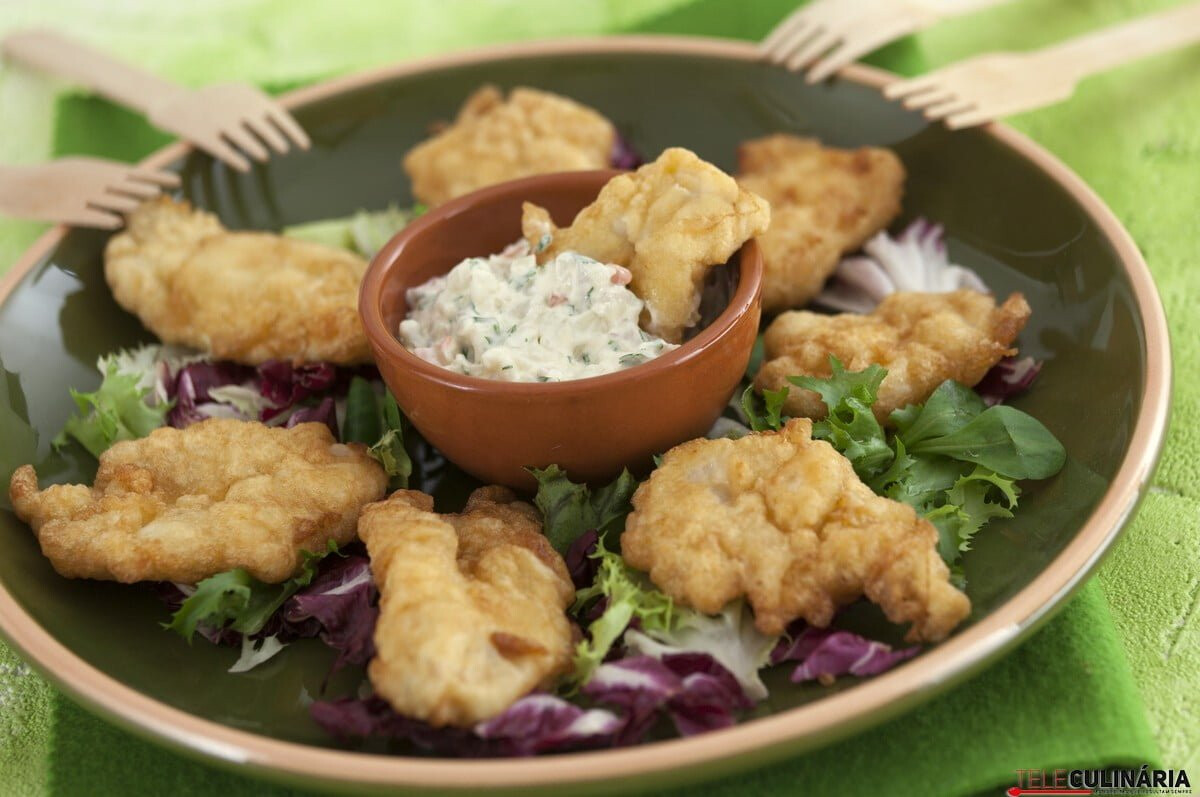 Línguas de bacalhau fritas com molho tártaro