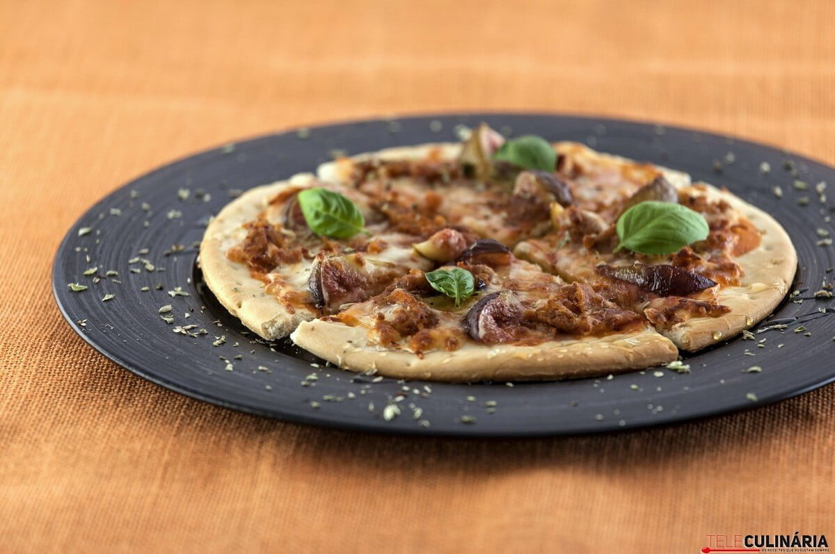 Pizza de alheira com mel e figos frescos